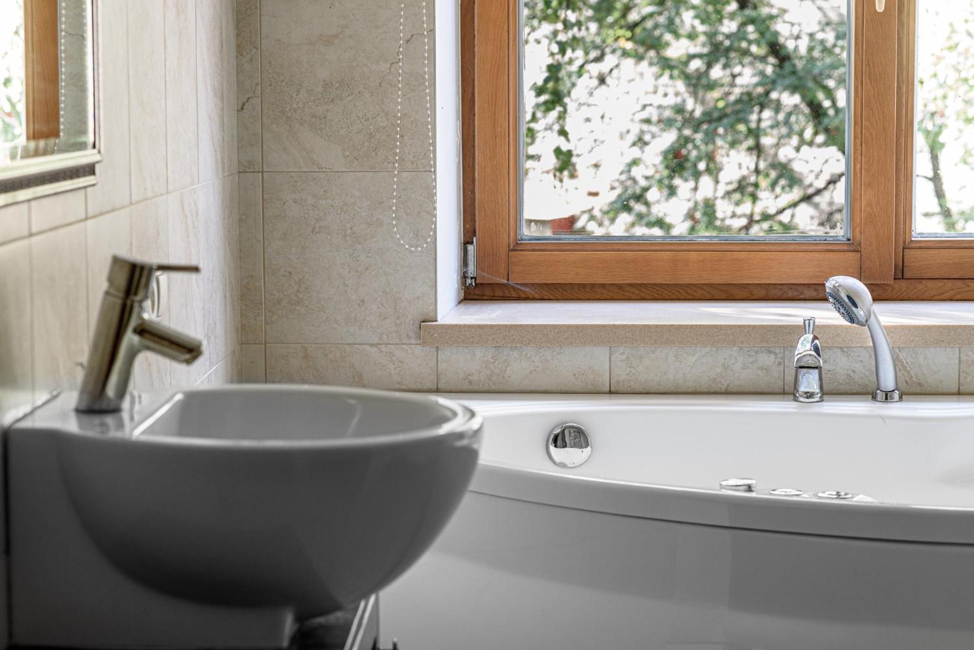 Jacuzzi Apartments X Free Parking X Self Check-In 24X7 By H&H Vilnius Exterior photo